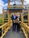 Buma met Sjoeke op brug.JPG